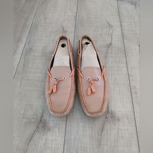Tod's Gommino Loafers in Beige. Size 9